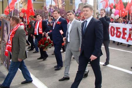 В День Победы коммунисты прошли по Ставрополю с кумачовыми знамёнами и фронтовыми песнями