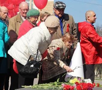Новгородские коммунисты поздравили горожан с Днём солидарности трудящихся