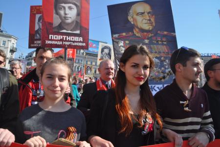 В День Победы в Санкт-Петербурге состоялось шествие колонны коммунистов, ветеранов и комсомольцев по Невскому проспекту