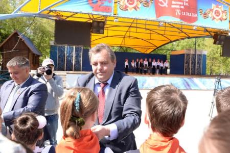 День пионерии: 300 новосибирских школьников вступили в ряды пионеров