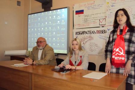 Рязанские коммунисты и комсомольцы приняли участие в дискуссии «Роль и место политических партий в региональной политике» 