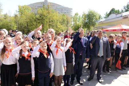 День пионерии: 300 новосибирских школьников вступили в ряды пионеров