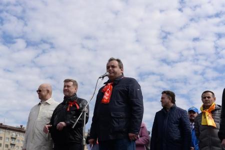 Лидеры новосибирских коммунистов поздравили горожан с Днем международной солидарности трудящихся