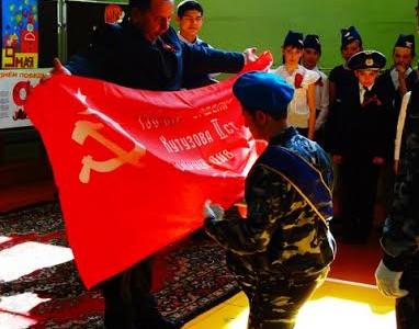 Магаданская область. Коммунисты приняли участие в праздничной линейке в школе поселка Сеймчан