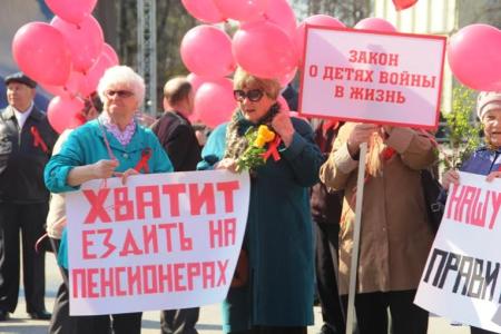 Новгородские коммунисты поздравили горожан с Днём солидарности трудящихся
