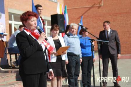 Тюменские коммунисты оправили единороссов в нокаут на открытии аллеи ветеранов
