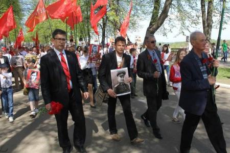 Ярославцы в "Бессмертном полку" пронесли портреты героев пионеров и комсомольцев