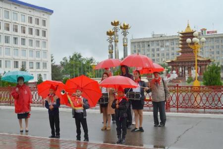 Первый секретарь Калмыцкого рескома КПРФ Николай Нуров поздравил пионеров с праздником
