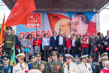 Москва: День Победы с Красным Знаменем!
