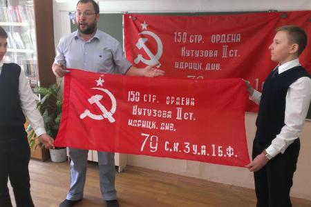 Приморский край. В преддверии Дня Победы А.В. Корниенко вручил школам и общественным организациям города Артёма копию Знамени  Победы