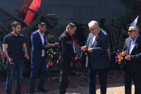 Первый секретарь Севастопольского горкома КПРФ В.М. Пархоменко в преддверии Дня Победы посетил памятник 77–й Азербайджанской гвардейской дивизии