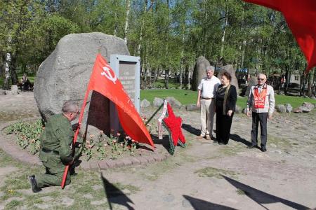 Псковские коммунисты возложили венки Славы к памятнику псковским партизанам и к Могиле Неизвестного солдата