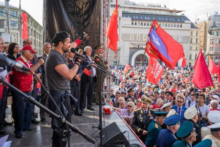 Москва: День Победы с Красным Знаменем!