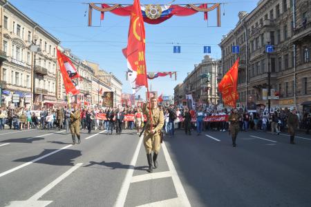 В День Победы в Санкт-Петербурге состоялось шествие колонны коммунистов, ветеранов и комсомольцев по Невскому проспекту