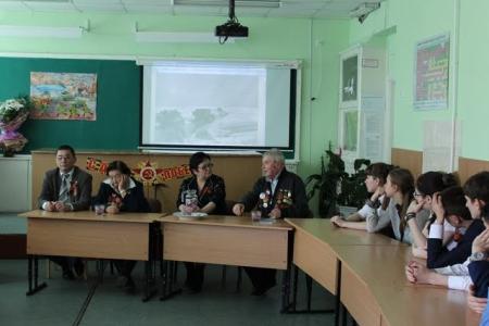 Магаданские коммунисты организовали встречу учеников школы №13 с детьми войны