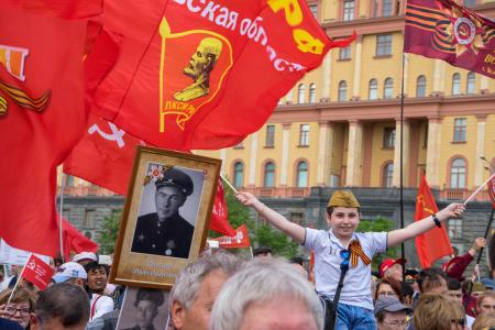 Москва: День Победы с Красным Знаменем!