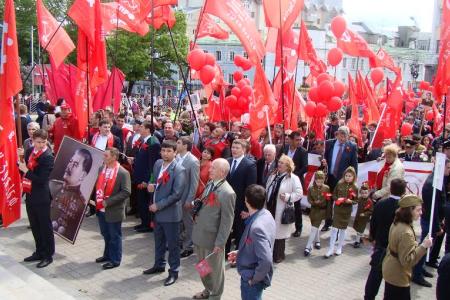 В День Победы коммунисты прошли по Ставрополю с кумачовыми знамёнами и фронтовыми песнями