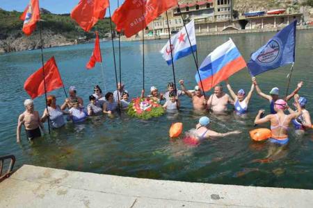 При поддержке севастопольских коммунистов состоялся заплыв «Знамена Победы»