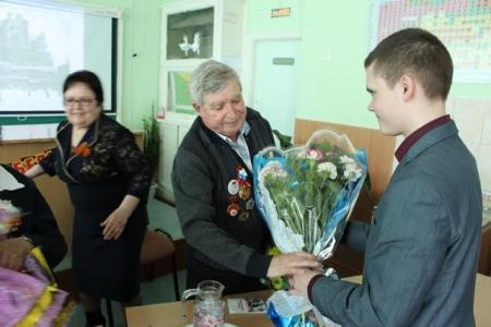Магаданские коммунисты организовали встречу учеников школы №13 с детьми войны