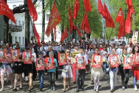 Ярославцы в "Бессмертном полку" пронесли портреты героев пионеров и комсомольцев