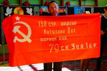 Магаданская область. Коммунисты приняли участие в праздничной линейке в школе поселка Сеймчан