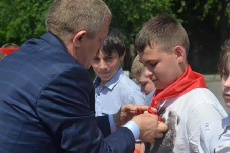«Всегда будь готов!»: Торжественная линейка в честь Дня пионерии прошла в Ростове-на-Дону на площади В.И.Ленина