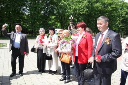 В День Победы коммунисты Кабардино-Балкарии возложили цветы к Вечному огню и памятнику В.И. Ленину