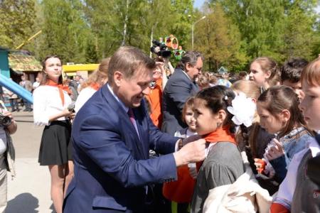 День пионерии: 300 новосибирских школьников вступили в ряды пионеров
