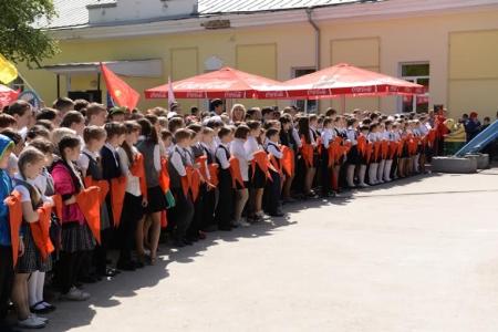 День пионерии: 300 новосибирских школьников вступили в ряды пионеров