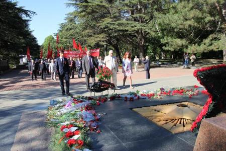 Республика Крым. Коммунисты шествием и митингом отпраздновали День Победы 
