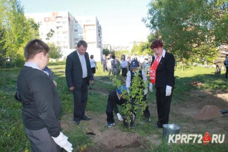 Тюменские коммунисты оправили единороссов в нокаут на открытии аллеи ветеранов