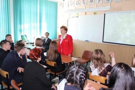 Магаданские коммунисты организовали встречу учеников школы №13 с детьми войны