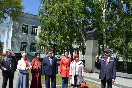 В День пионерии в Барнауле коммунисты организовали прием в пионеры