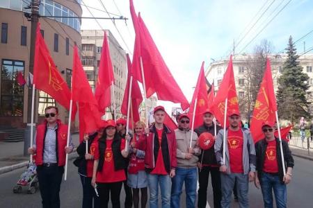 Удмуртская Республика. Комсомольцы Ижевска и Воткинска совместно с молодежным движением "Огонек" приняли участие в первомайском шествии