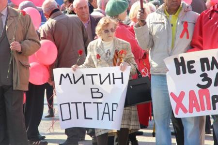 Новгородские коммунисты поздравили горожан с Днём солидарности трудящихся
