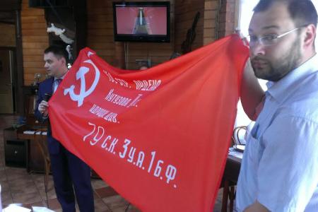 Приморский край. В преддверии Дня Победы А.В. Корниенко вручил школам и общественным организациям города Артёма копию Знамени  Победы