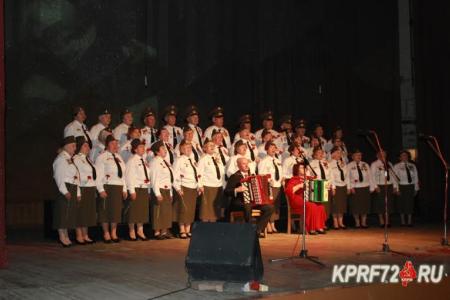 Триста одна гвоздика - для победителей! Тюменские коммунисты поздравили городской клуб ветеранов
