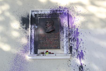 Выродки осквернили мемориальную доску И.В. Сталина в Крыму. Заявление бюро Крымского рескома КПРФ