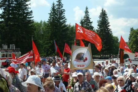 Автопробег Новосибирского областного комитета КПРФ финишировал у Монумента Славы