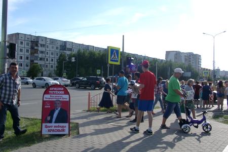 Коммунисты Сургута на пикетах раздают газеты с отчетом депутата-коммуниста В.Н. Тетекина