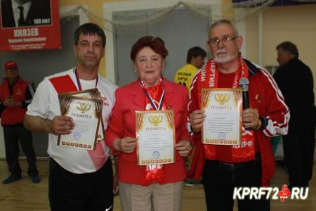Команда Тюменского обкома КПРФ стала победителем мини-футбольного турнира в Кургане