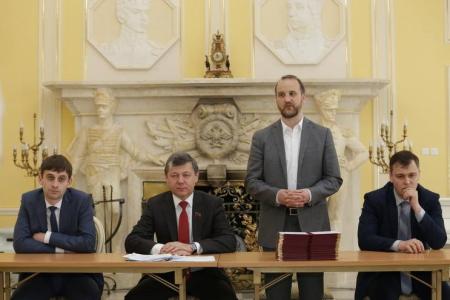 Д.Г. Новиков вручил дипломы Центра политической учёбы молодым пропагандистам