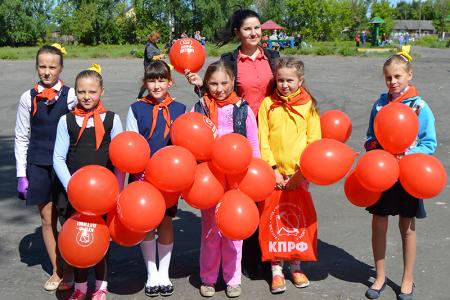 Алтайские коммунисты провели 1 июня акцию "КПРФ - детям!"