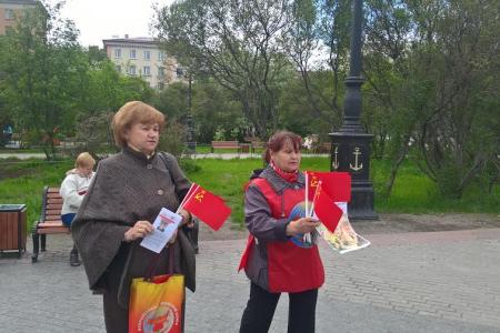Пикеты в защиту детства провели в Мурманске активисты «Надежды Росссии»