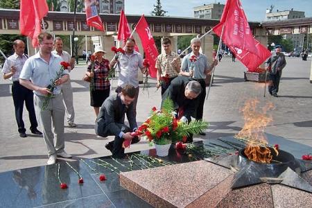 Татарстан, Казань. В День памяти и скорби коммунисты возложили цветы в Парке Победы