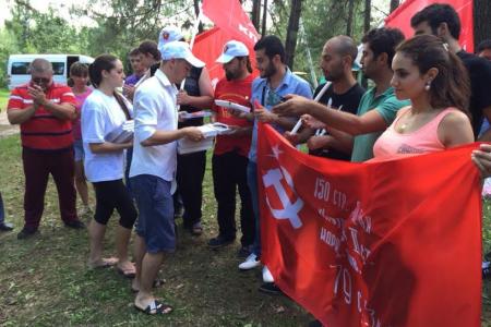 Пролетарии всех стран, соединяйтесь! В Бейруте поднято знамя Победы, подаренное комсомольцами ЦФО делегации Ливана на слёте ленинцев