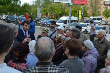 Олег Лебедев продолжает встречи с избирателями, на которых рассказывает об экономической программе и законопроектах КПРФ