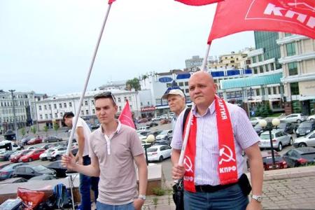 Татарстан, Казань. В День памяти и скорби коммунисты возложили цветы в Парке Победы