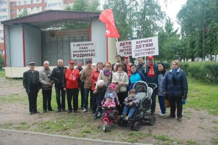 Ленинградская область, Тосненский район. Участники митинга в поселке Тельмана: Детям нужен детский сад!