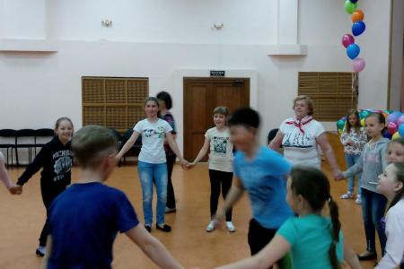 Южно-сахалинские коммунисты подарили детям праздник
